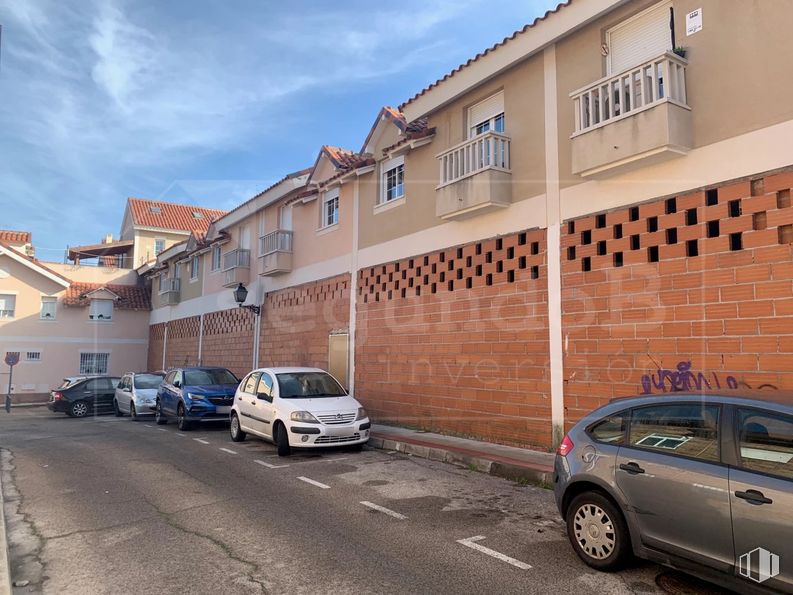 Retail for sale at Calle Ventanilla, 8, Colmenarejo, Madrid, 28270 with car, wheel, automotive parking light, land vehicle, tire, cloud, sky, vehicle, window and building around