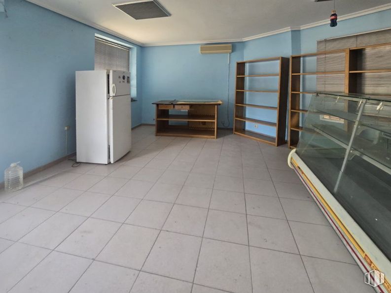 Retail for sale at Zona Santa María de Benquerencia, Toledo, 45007 with refrigerator, table, property, fixture, building, flooring, floor, interior design, wood and shelf around