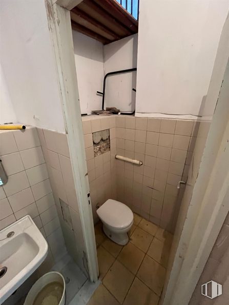 Local en alquiler en Zona Antonio Machado, Moncloa - Aravaca, Madrid, 28035 con inodoro, asiento del inodoro, cuarto de baño, morado, fregadero, accesorios de fontanería, accesorio, lavabo, fontanería y suelos alrededor