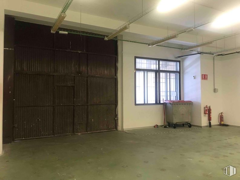 Nave en alquiler en Zona Fuencarral - El Pardo, Fuencarral - El Pardo, Madrid, 28034 con lámpara, ventana, alumbrado, accesorio, madera, hall, suelos, suelo, edificio y techo alrededor