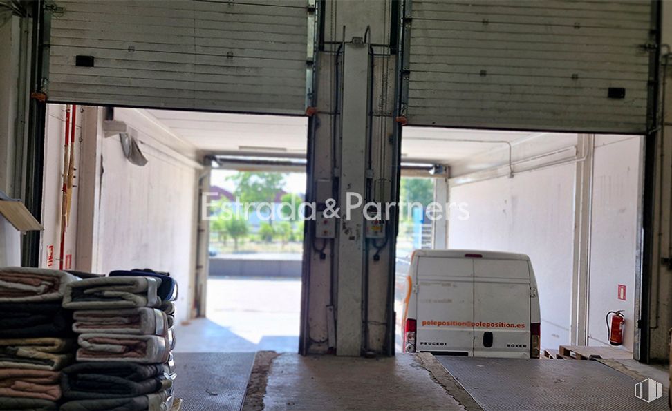 Nave en alquiler en Avenida Cantueña, Fuenlabrada, Madrid, 28947 con camioneta, edificio, vehículo, madera, interiorismo, suelo, suelos, gas, exterior del automóvil y sombra alrededor