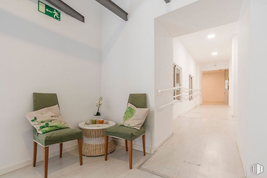 Local en venta en Plaza Luca de Tena, Arganzuela, Madrid, 28045 con silla, mesa, cojín, mesa de centro, almohada, suelos, interiorismo, pared, suelo y mueble alrededor