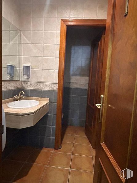 Local en venta en Calle Cuba, Parla, Madrid, 28980 con fregadero, marrón, propiedad, accesorios de fontanería, grifo, cuarto de baño, lavabo, madera, accesorio y suelo alrededor