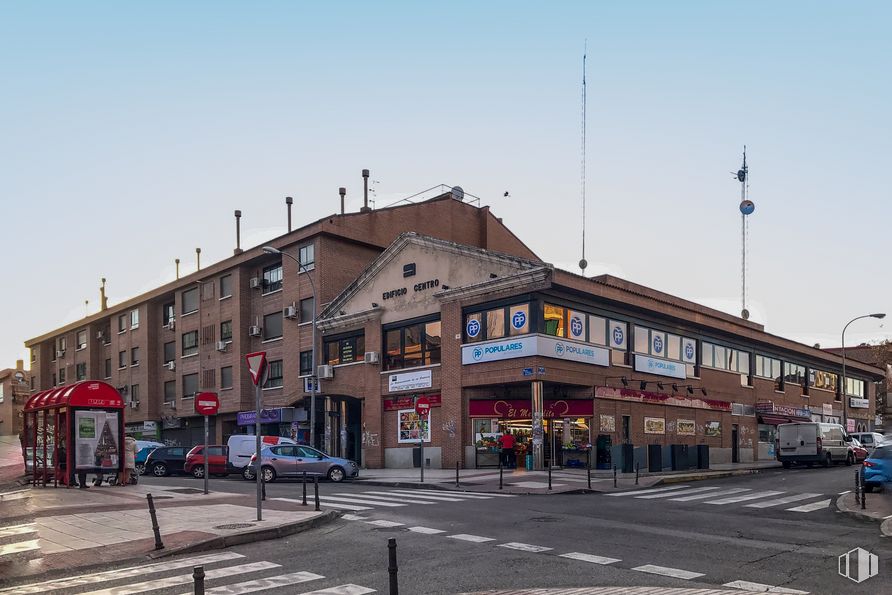 Local en alquiler y venta en Avenida Francisco Javier Sauquillo, 29, Fuenlabrada, Madrid, 28944 con coche, edificio, cielo, rueda, luz de la calle, ventana, superficie de la carretera, vehículo, vía pública y zona residencial alrededor