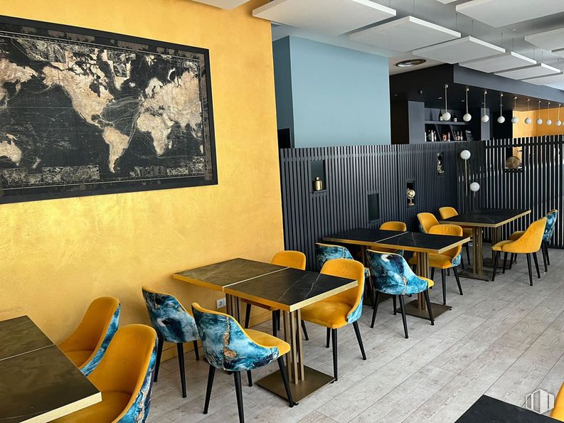 Local en alquiler en Zona Manuel de Falla, Alcobendas, Madrid, 28100 con silla, cuadro, mesa, marco, mesa de cocina y comedor, mueble, interiorismo, restaurante, cafetería y mesa de centro alrededor