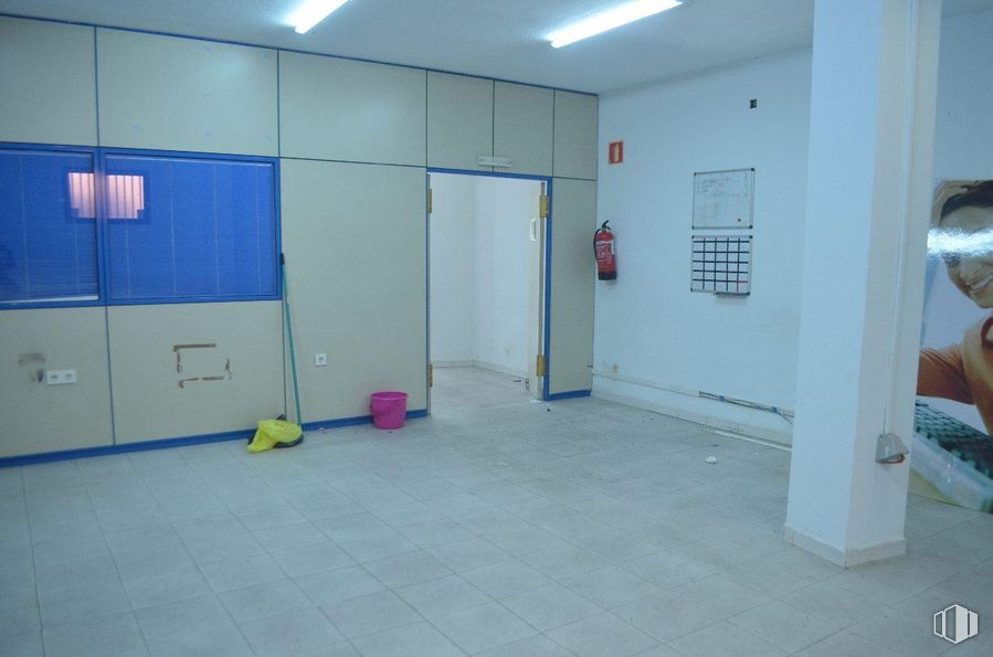 Retail for rent at Zona Estación, Las Rozas de Madrid, Madrid, 28230 with building, door, fixture, flooring, floor, ceiling, hall, house, room and electric blue around