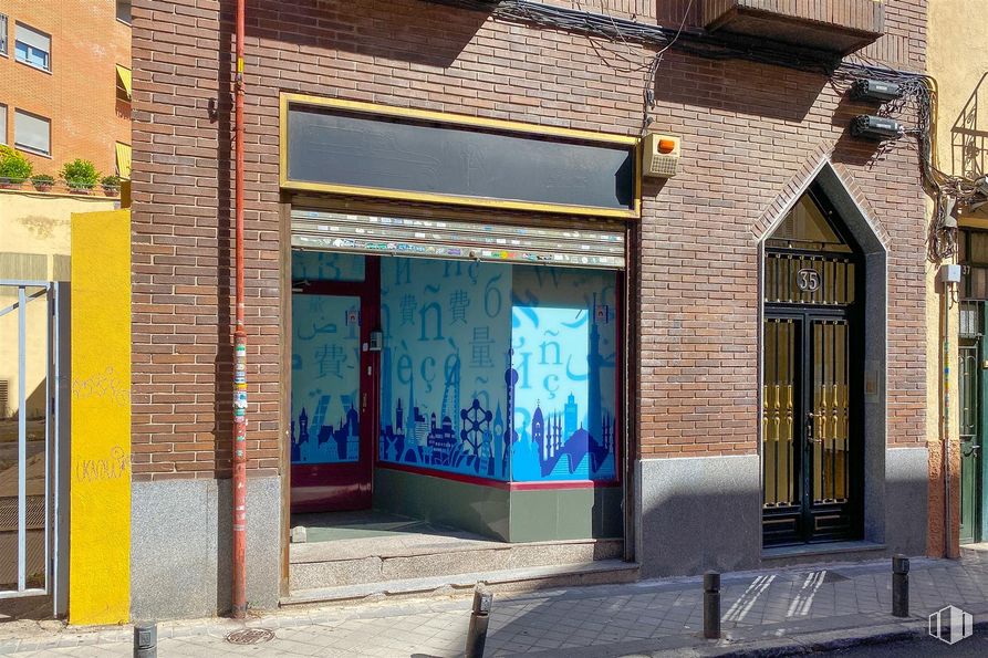 Local en venta en Calle Eraso, 35, Salamanca, Madrid, 28028 con albañilería, ladrillo, puerta, superficie de la carretera, accesorio, madera, pintura, barrio, fachada y inmobiliario alrededor