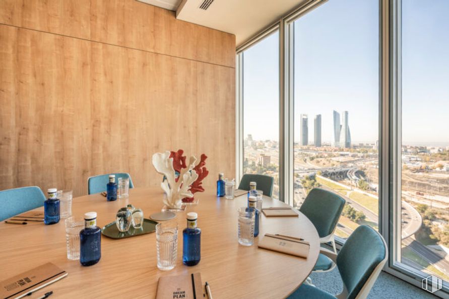 Office for rent at Torre Chamartín, LOOM, Calle Dulce Chacón, 55, Hortaleza, Madrid, 28050 with table top, furniture, chair, table, desk, glass, high-rise building, kitchen & dining room table, headquarters and daylighting around