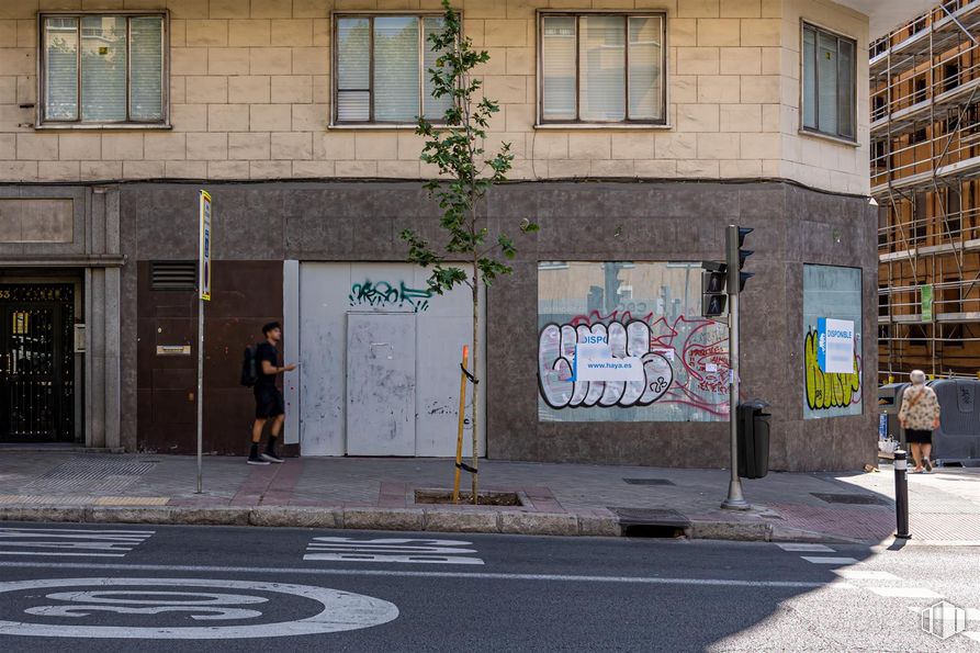 Retail for sale & for rent at Calle Doctor Esquerdo, Salamanca, Madrid, 28028 with window, person, building, road surface, art, font, sidewalk, city, asphalt and facade around