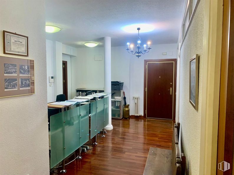 Oficina en alquiler en Zona Ríos Rosas, Chamberí, Madrid, 28003 con puerta, candelabro, marco, lámpara, alumbrado, ebanistería, madera, interiorismo, suelo y suelos alrededor