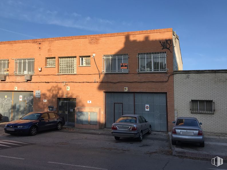 Nave en alquiler y venta en Calle Forja, 35, Torrejón de Ardoz, Madrid, 28850 con coche, ventana, edificio, cielo, luz de estacionamiento automotriz, neumático, rueda, vehículo, placa de matrícula del vehículo y ladrillo alrededor