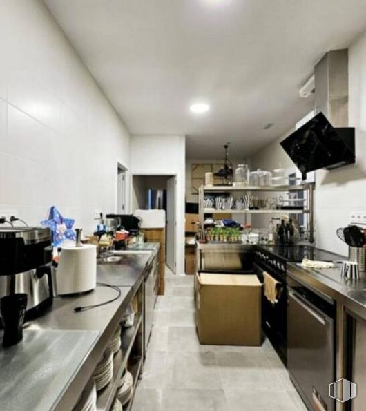 Local en venta en Calle Mayor, Centro, Madrid, 28013 con aparato de cocina, encimera, cafetera, electrodoméstico, mueble, ebanistería, cocina, cocina, suelo y edificio alrededor