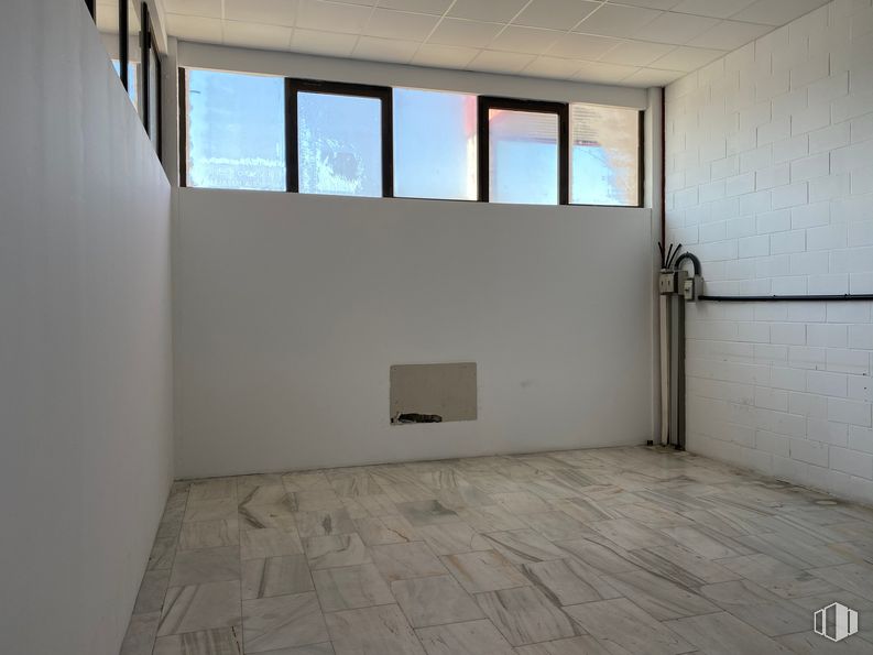 Nave en venta en Edificio Cristal, Avenida Somosierra, 12, San Sebastián de los Reyes, Madrid, 28700 con ventana, accesorio, madera, diseño de interiores, piso, suelo, rectángulo, pasillo, edificio y sombra alrededor