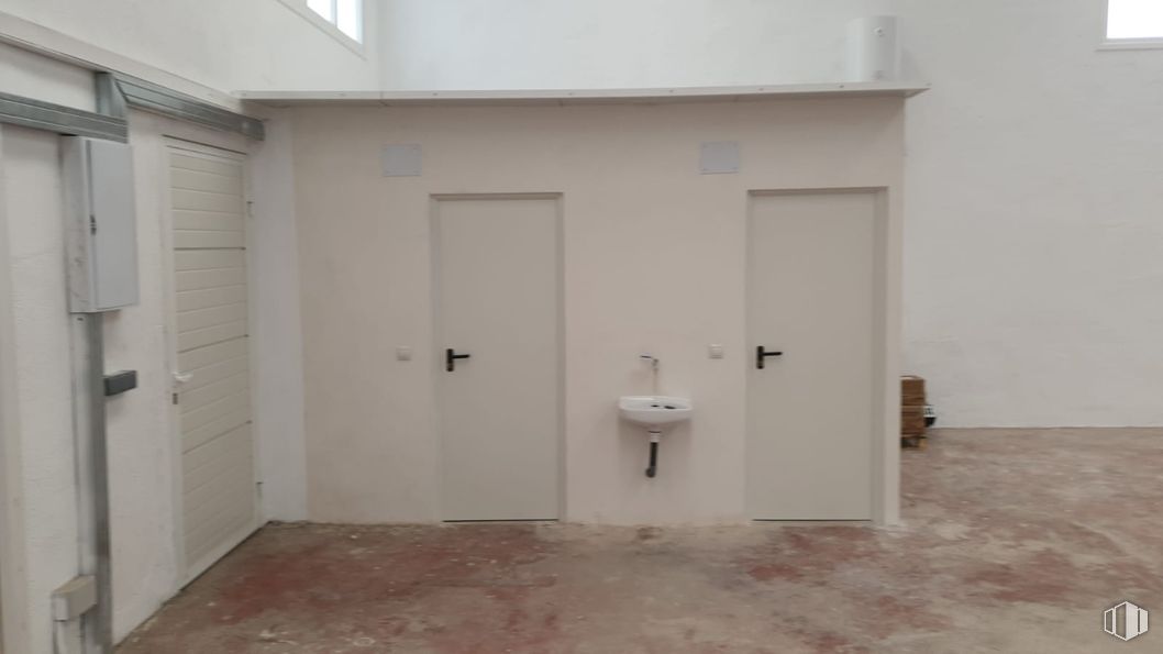 Industrial for sale at Calle Cedro, Arganda del Rey, Madrid, 28500 with door, floor, flooring, composite material, concrete, home door, building material, plaster, tile flooring and door handle around