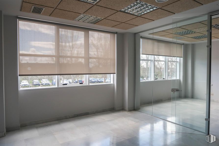 Oficina en alquiler y venta en Calle Chile, Las Rozas de Madrid, Madrid, 28290 con ventana, lámpara, suelos, suelo, interiorismo, techo, vidrio, revestimiento de ventanas, tratamiento de ventanas y sombra alrededor