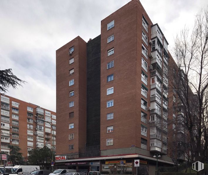 Retail for sale at Calle Puentelarra, Villa de Vallecas, Madrid, 28031 with building, sky, cloud, property, window, wheel, tree, infrastructure, tower block and car around