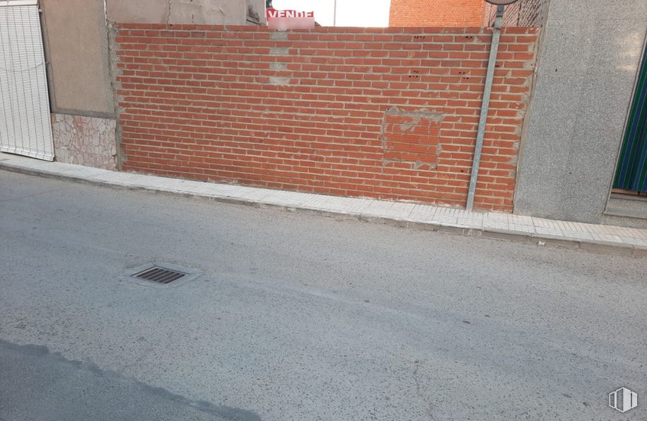 Land for sale at Zona centro, Lillo, Toledo, 45870 with wall, brick, brickwork, composite material, sidewalk, concrete, building material, tar, paint and cement around