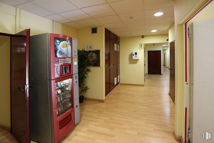 Oficina en alquiler en Calle San Jaime, 1, Villa de Vallecas, Madrid, 28031 con refrigerador, planta de casa, diseño de interiores, accesorio, planta, suelo, mediante, aparato de cocina, piso, madera y gas alrededor