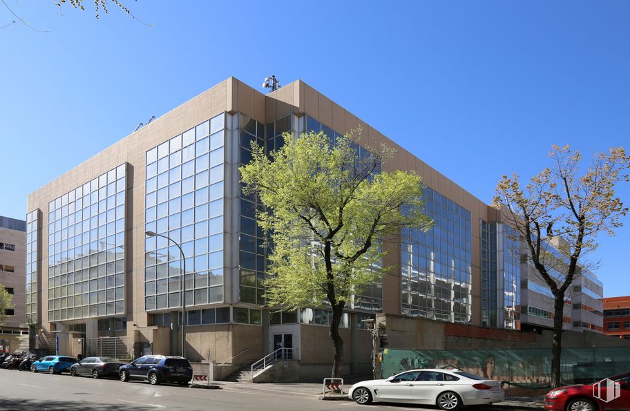 Oficina en alquiler en Edificio Diapasón D1-D2, Calle Julián Camarillo, 29, San Blas - Canillejas, Madrid, 28037 con edificio, cielo, tiempo de día, propiedad, árbol, diseño urbano, bloque de pisos, condominio, vecindario y edificio comercial alrededor