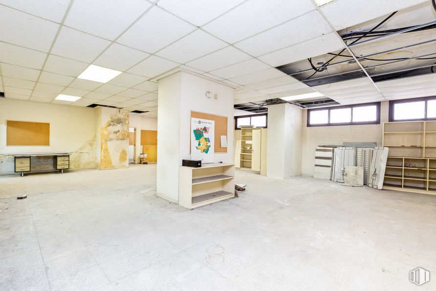 Retail for sale & for rent at Calle Gaztambide, Chamberí, Madrid, 28015 with window, furniture, interior design, hall, floor, flooring, real estate, ceiling, urban design and concrete around