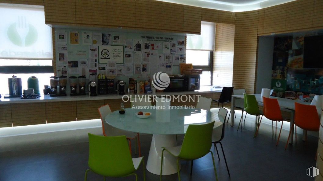 Oficina en alquiler en Centro Comercial Príncipe Pío, Paseo Florida, 2, Moncloa - Aravaca, Madrid, 28008 con silla, mesa de cocina y comedor, mesa, mueble, interiorismo, suelos, madera, techo, evento y madera dura alrededor