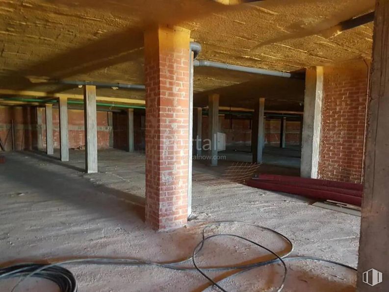 Retail for sale at Calle Dulcinea, Recas, Toledo, 45211 with tire, wood, floor, flooring, brickwork, building, brick, building material, gas and beam around