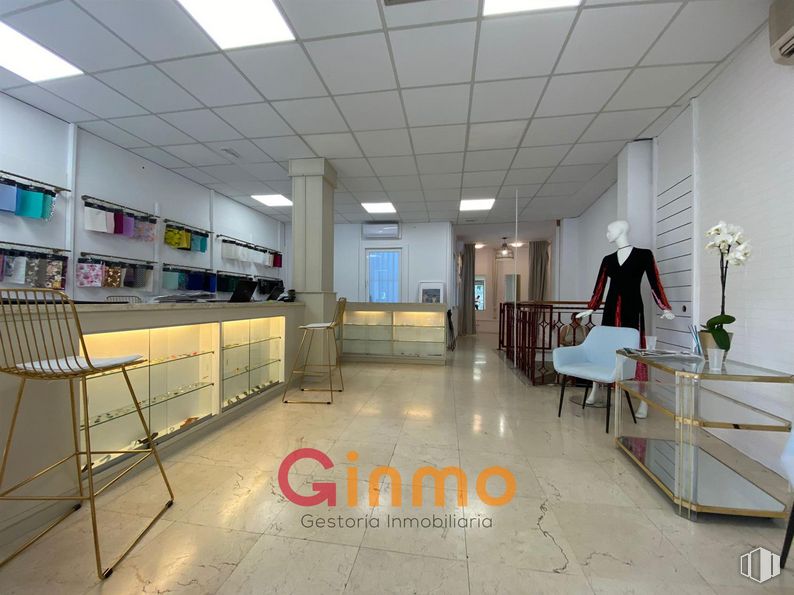 Retail for sale at Calle Diego de León, Salamanca, Madrid, 28006 with chair, table, furniture, building, flooring, houseplant, floor, hall, ceiling and shelving around