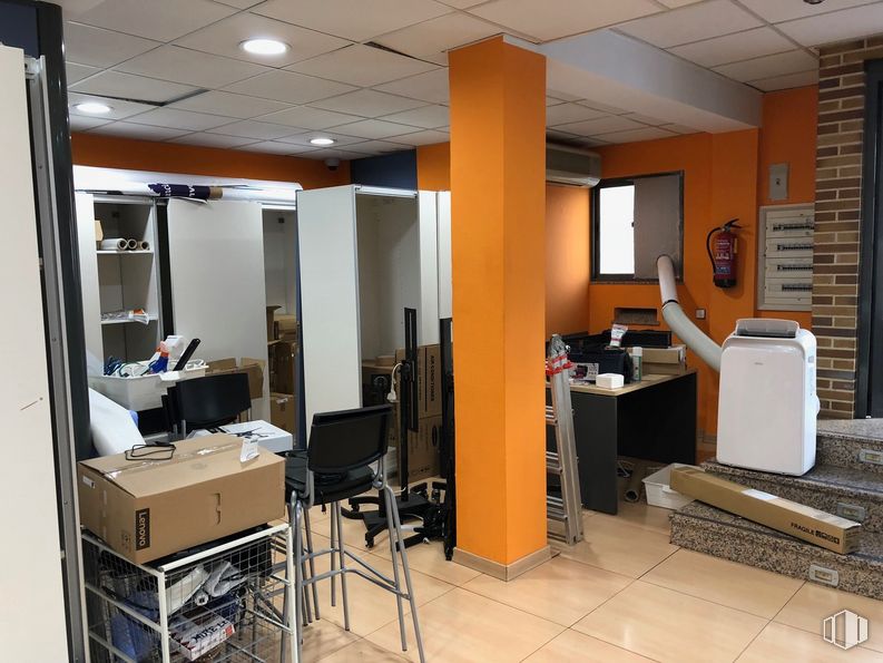 Retail for sale at Calle Prudencio Álvaro, 8, Ciudad Lineal, Madrid, 28027 with packaged goods, table, furniture, building, chair, interior design, computer monitor, flooring, floor and office chair around