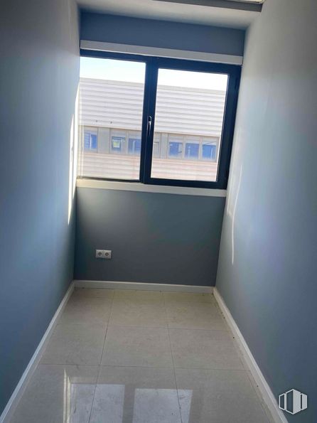 Industrial for rent at Calle San Erasmo, Villaverde, Madrid, 28021 with window, building, fixture, house, floor, shade, flooring, tints and shades, composite material and ceiling around