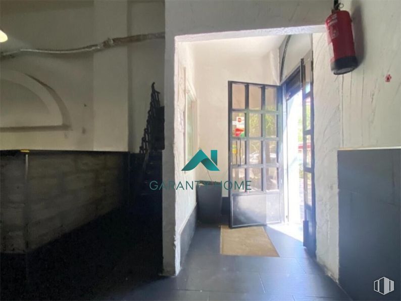 Local en alquiler en Zona Peñagrande, Fuencarral - El Pardo, Madrid, 28035 con saco de boxeo, puerta, accesorio, edificio, suelo, suelos, casa, arte, techo y vidrio alrededor