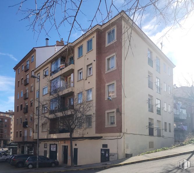 Retail for sale & for rent at Calle Amapola, 3, Segovia, 40006 with car, building, sky, daytime, window, property, cloud, urban design, tower block and tree around