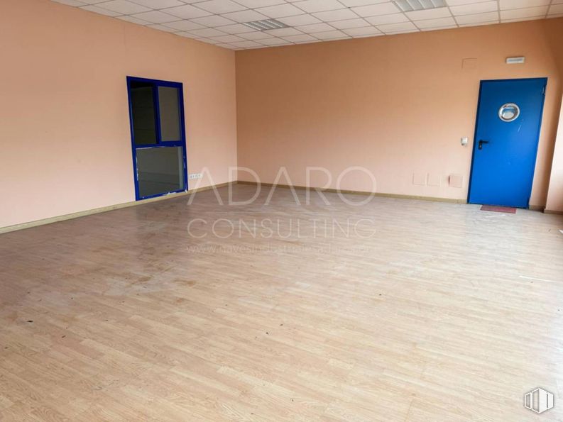 Industrial for sale at Calle Tormes, Mejorada del Campo, Madrid, 28840 with door, flooring, floor, wood, interior design, ceiling, tile flooring, room, wood stain and hall around