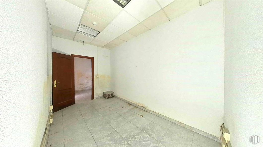 Office for sale at Calle Francisco Aritio, Guadalajara, 19004 with door, fixture, flooring, wood, floor, hall, wall, ceiling, composite material and brick around