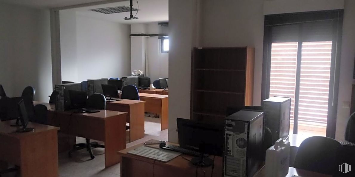 Office for rent at Avenida Irlanda, Toledo, 45005 with window blind, cabinetry, computer, furniture, computer monitor, table, personal computer, computer desk, desk and computer keyboard around