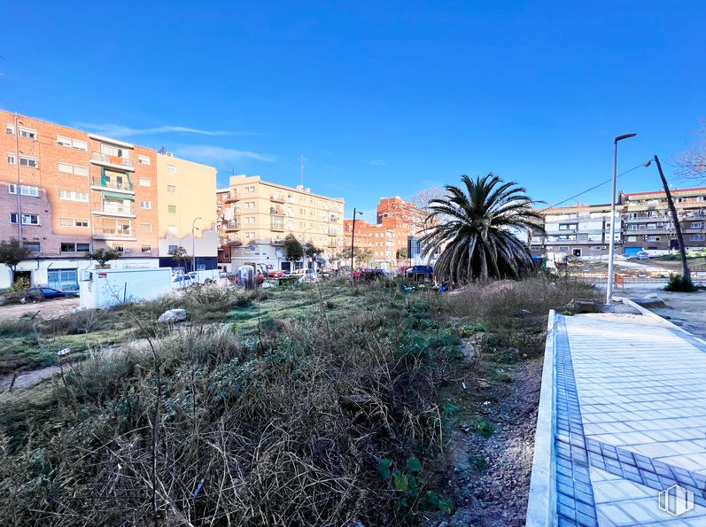 Suelo en venta en Calle Garganta Aisa, 6, Puente de Vallecas, Madrid, 28038 con edificio, cielo, planta, ventana, azur, luz de la calle, diseño urbano, son escalas, superficie de la carretera y barrio alrededor