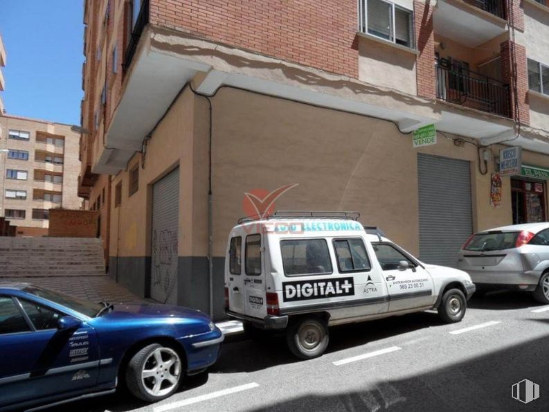 Retail for sale & for rent at Zona Los Tiradores, Cuenca, 16001 with wheel, car, window, tire, land vehicle, vehicle, building, motor vehicle, infrastructure and automotive exterior around