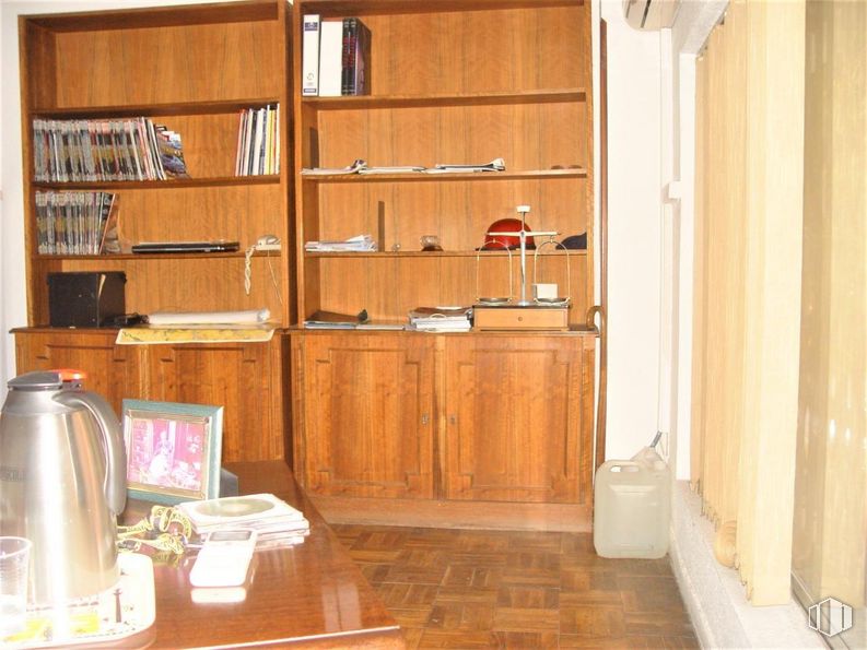 Oficina en venta en Zona Salamanca, Salamanca, Madrid, 28006 con caldera, ebanistería, envase, propiedad, mueble, vajilla, estante, vasos, madera y taza alrededor