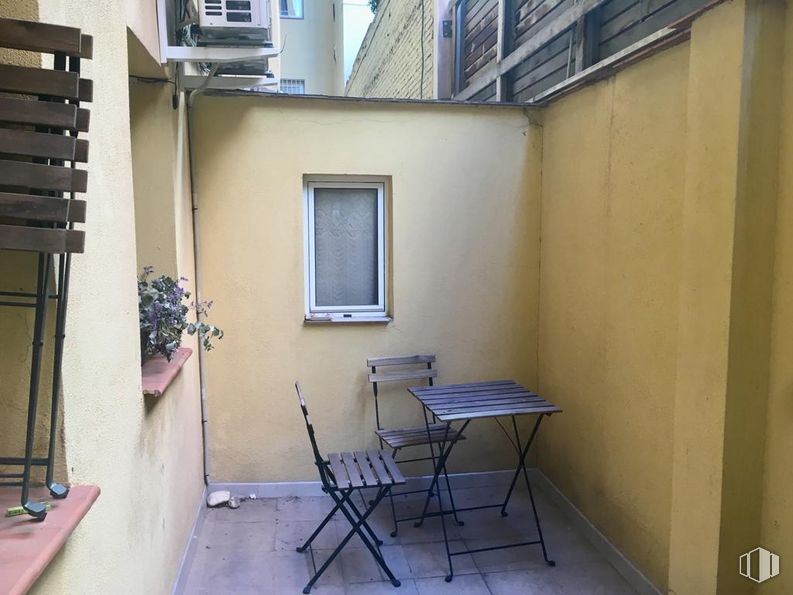 Oficina en alquiler en Calle Maldonado, Salamanca, Madrid, 28006 con ventana, silla, mesa, edificio, planta, accesorio, madera, pintura, casa y línea alrededor