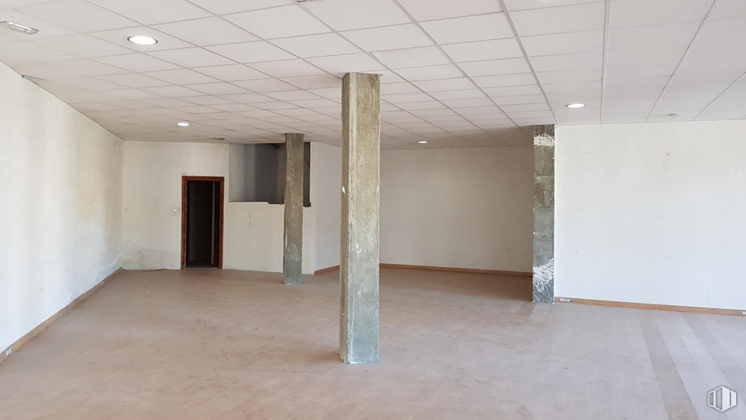 Industrial for sale at Calle de la Calera, El Barco de Ávila, Ávila, 05600 with door, hall, wood, floor, flooring, fixture, wall, ceiling, hardwood and glass around