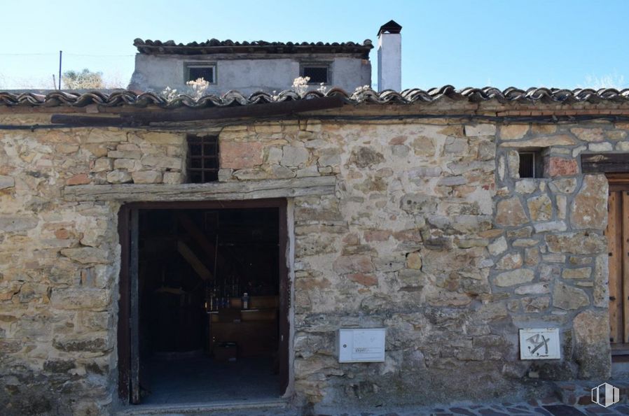 Retail for sale at Calle Cuesta, El Molar, Madrid, 28710 with door, sky, facade, brick, brickwork, house, stone wall, arch, ancient history and building material around