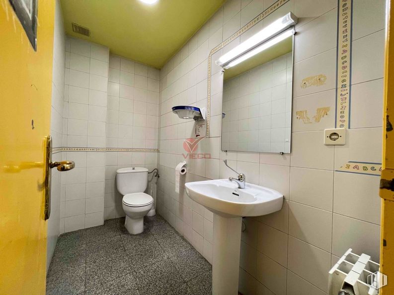 Retail for rent at Tiradores, Cuenca, 16001 with toilet, sink, mirror, tap, plumbing fixture, bathroom sink, property, building, bathroom and purple around