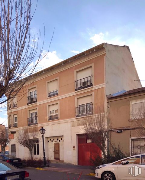 Local en alquiler y venta en Calle Carmen, 8, Aranjuez, Madrid, 28300 con coche, edificio, ventana, neumático, luz de estacionamiento automotriz, rueda, cielo, vehículo, nube y planta alrededor