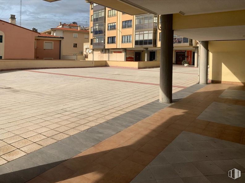 Local en venta en Paseo Santo Tomás, Ávila, 05003 con edificio, durante el día, ventana, superficie de la carretera, cielo, sombra, asfalto, planta, suelos y madera alrededor