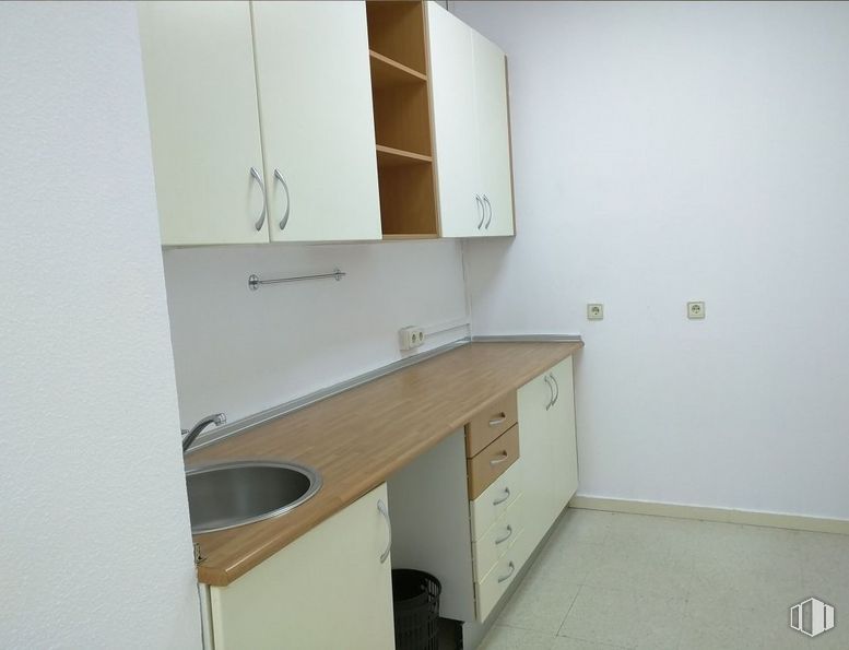 Oficina en alquiler en Avenida Severo Ochoa, 36, Alcobendas, Madrid, 28100 con fregadero, ebanistería, mueble, grifo, encimera, cajón, edificio, madera, interiorismo y alacena alrededor