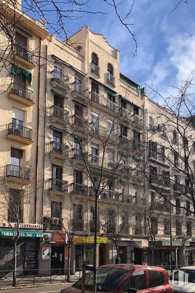 Retail for sale at Calle Vallehermoso, 48, Chamberí, Madrid, 28015 with car, building, sky, photograph, window, vehicle, wheel, tire, urban design and architecture around