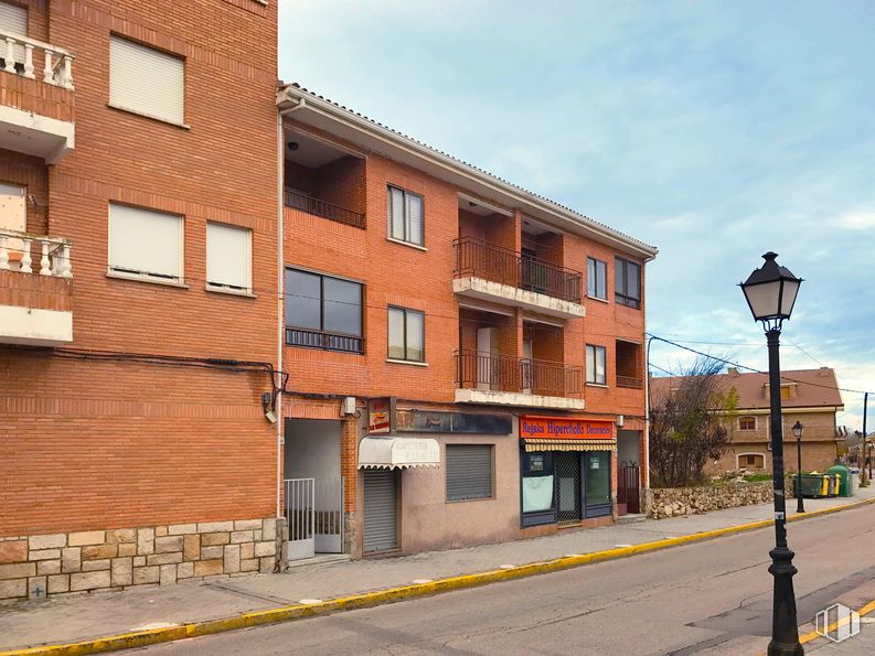 Retail for sale at Calle Egido, 13, Guadalix de la Sierra, Madrid, 28794 with building, window, cloud, sky, property, street light, urban design, asphalt, road surface and condominium around