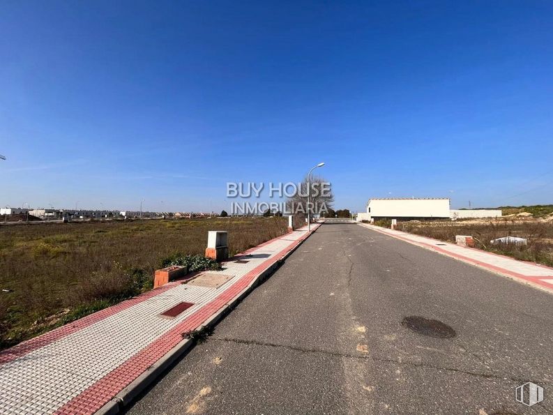 Land for sale at Zona norte, Yuncos, Toledo, 45210 with sky, road surface, asphalt, cloud, land lot, tar, urban design, slope, horizon and landscape around