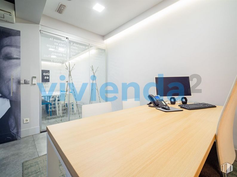 Local en alquiler y venta en Avenida Menéndez Pelayo, Retiro, Madrid, 28007 con mesa, mesa, edificio, interiorismo, escritorio, madera, suelos, suelo, pared y silla alrededor