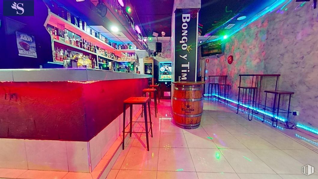 Retail for rent at Zona centro, Alcobendas, Madrid, 28100 with stool, table, bar, pub, visual effect lighting and neon around