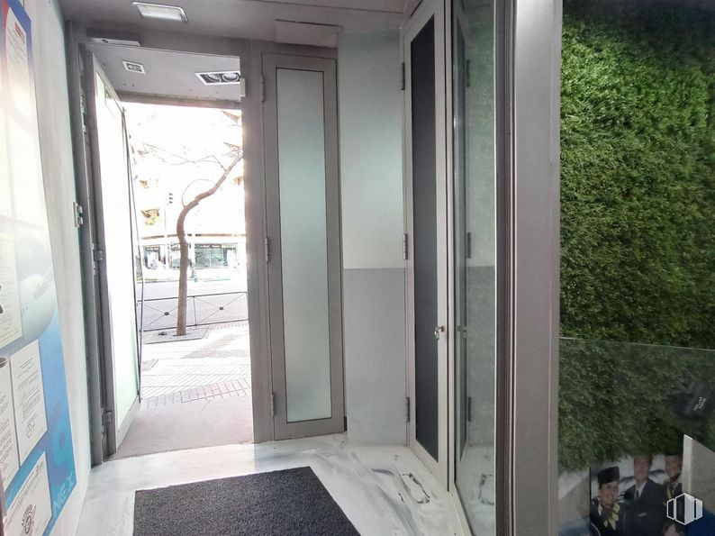 Local en alquiler en Calle Alcalá, Salamanca, Madrid, 28009 con persona, puerta, edificio, accesorio, sombra, interiorismo, planta, exterior del automóvil, madera y puerta del vehículo alrededor